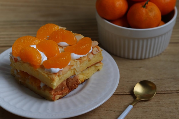 Pastel Budapest con Nata y cubierto con Fruta fresca de Mandarina