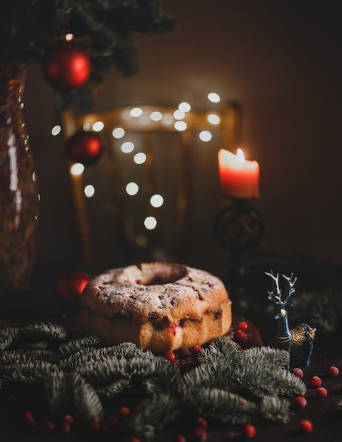 Pastel bundt de arándanos de Navidad bajo enfoque selectivo