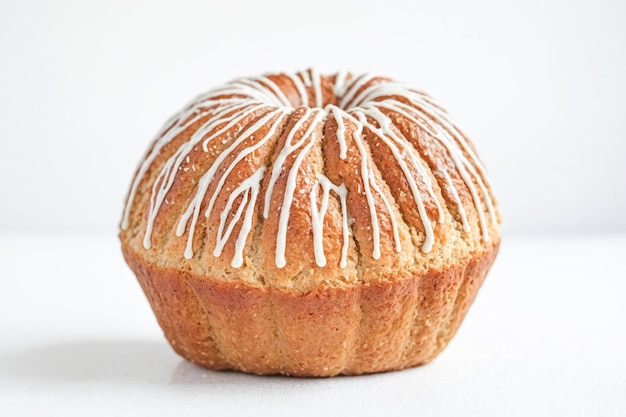 Foto pastel de bundt esmaltado sobre un fondo blanco