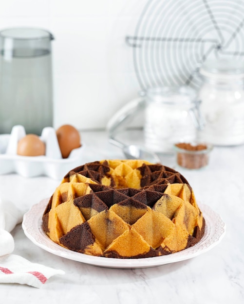 Pastel Bundt de mármol Pastel de mantequilla con masa de vainilla y chocolate sobre mesa de madera