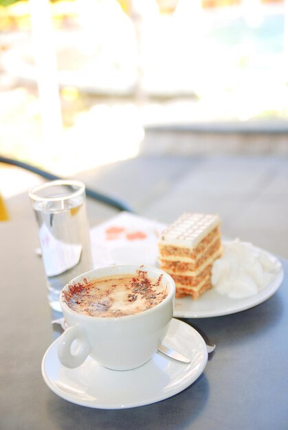 pastel y café en la mesa