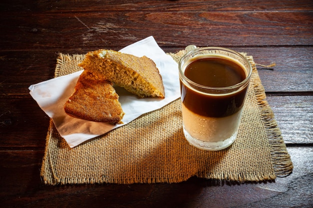 Pastel de café y plátano en mesa de madera vintage