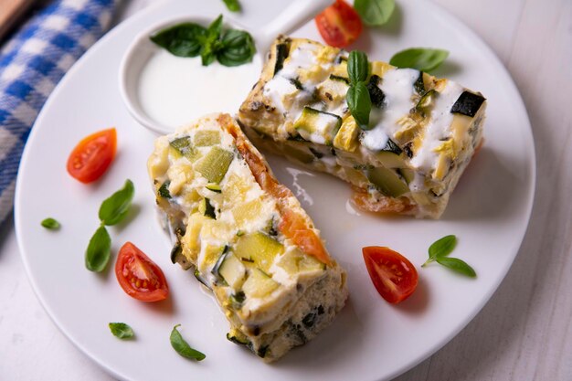 Pastel de calabacín y huevo con salsa de yogur