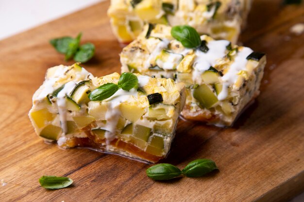 Pastel de calabacín y huevo con salsa de yogur