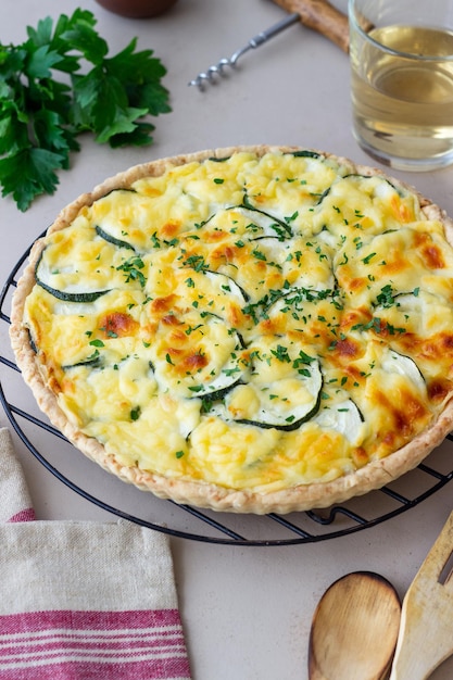 Pastel de calabacín con queso y hierbas Quiche Comida vegetariana Alimentación saludable