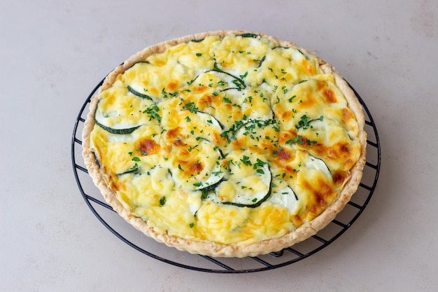 Pastel de calabacín con queso y hierbas Quiche Comida vegetariana Alimentación saludable