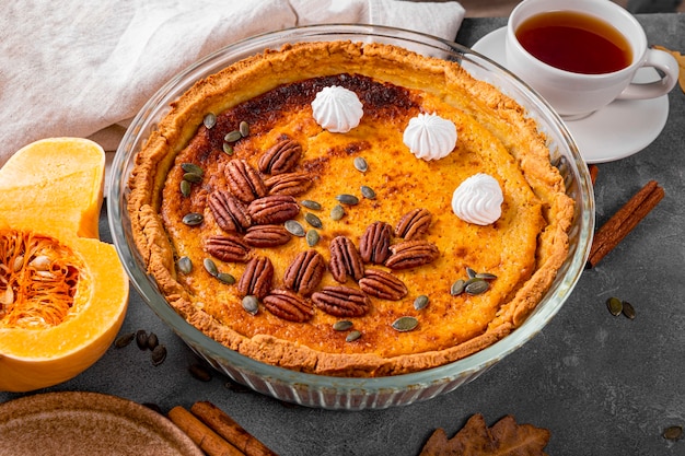 Pastel de calabaza americano tradicional con nueces, vista superior de pastel de calabaza casero, calabaza al horno. Foto de alta calidad