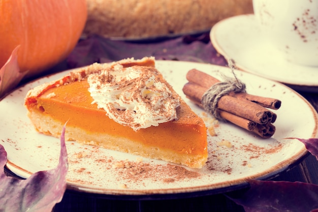 Pastel de calabaza casero en un plato