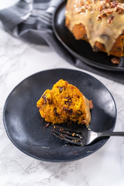 Pastel de calabaza de chocolate con glaseado de caramelo