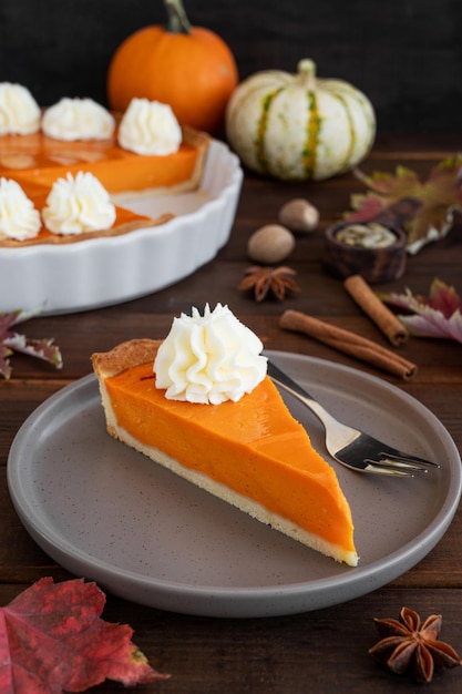 Pastel de calabaza con crema batida y canela Pastelería casera para Acción de Gracias o Halloween