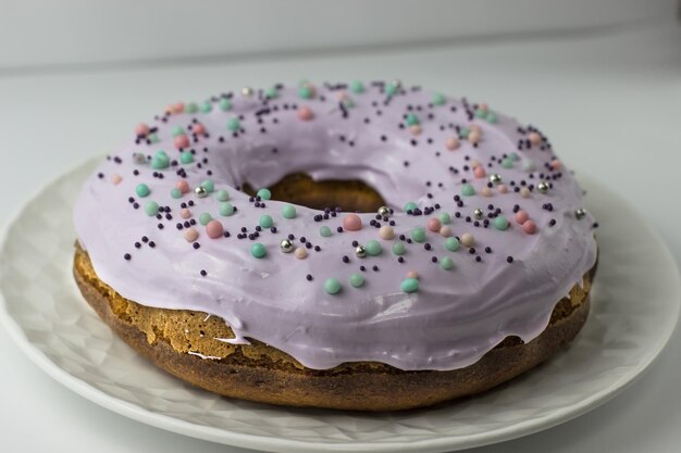 Pastel de calabaza decorado con glaseado de lavanda con azúcar en polvo