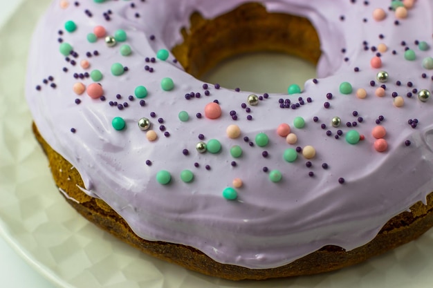 Pastel de calabaza decorado con glaseado de lavanda con azúcar en polvo