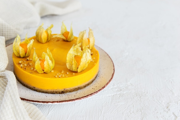 Pastel de calabaza decorado con physalis