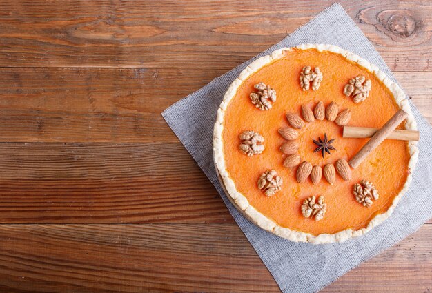 Foto pastel de calabaza dulce americano tradicional decorado con nueces