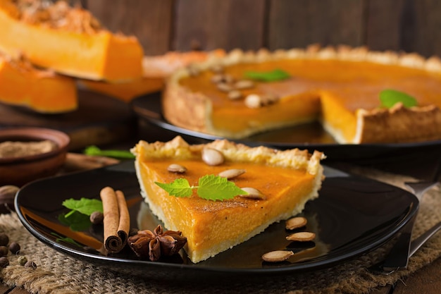 Pastel de calabaza estadounidense con canela y nuez moscada