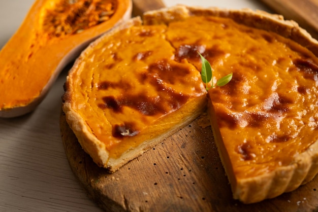 Pastel de calabaza estadounidense cocinado con canela y otras especias Receta especial de otoño y Halloween