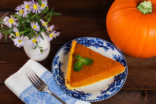 Pastel de calabaza y flores