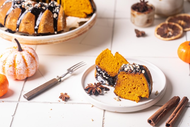 Pastel de calabaza con glaseado de chocolate y nueces en la vista superior