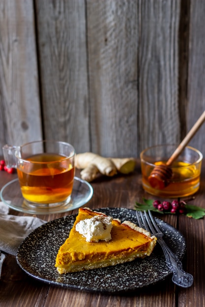 Pastel de calabaza en madera. Receta tradicional