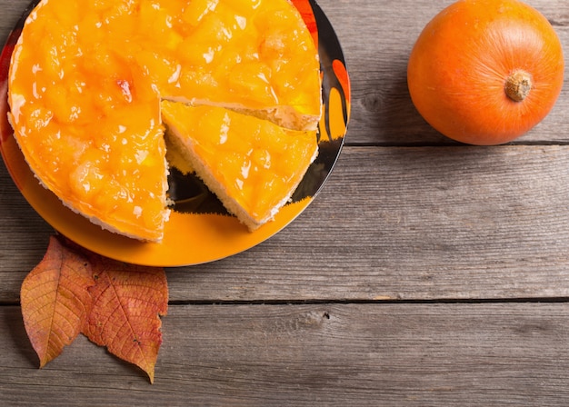 Pastel de calabaza en mesa de madera