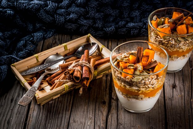 pastel de calabaza picante avena durante la noche con canela, anís y jarabe de arce en la vieja mesa rústica de madera