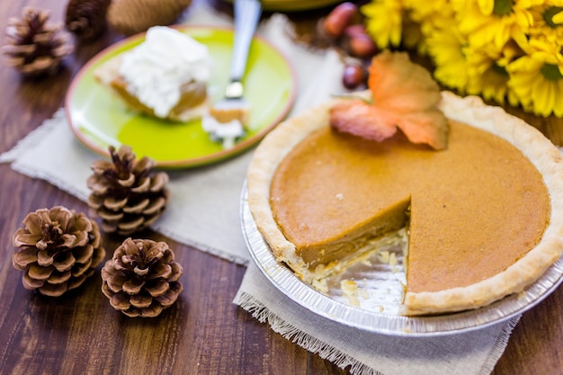 Pastel de calabaza recién horneado del supermercado local.