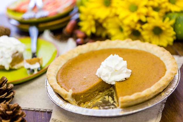 Pastel de calabaza recién horneado del supermercado local.