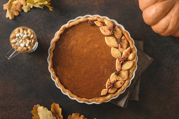 Pastel de calabaza sabroso casero con café caliente para el día de acción de gracias