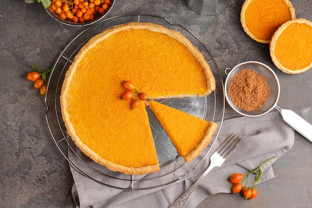 Pastel de calabaza sabroso en la mesa