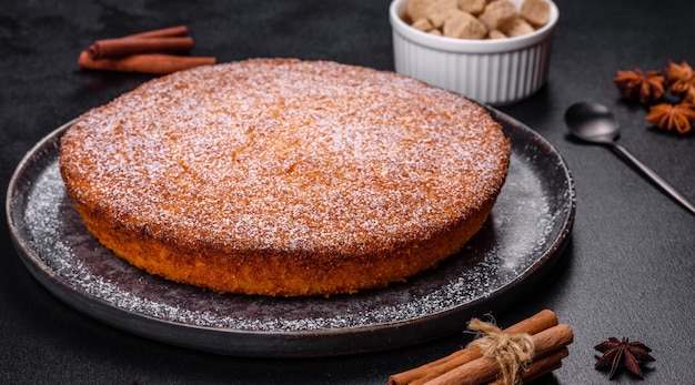 Pastel de calabaza en la tabla de cortar de mármol Fondo oscuro Espacio de copia