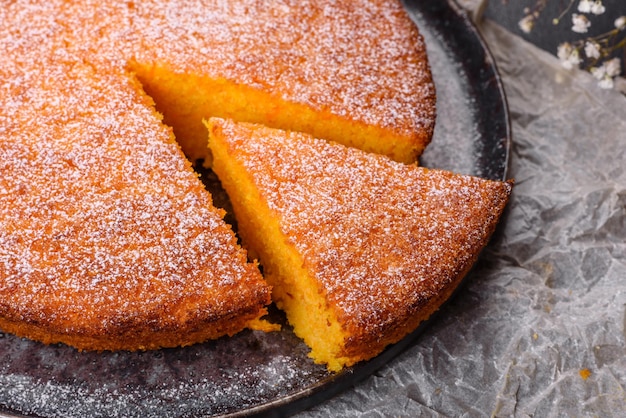 Pastel de calabaza en la tabla de cortar de mármol Fondo oscuro Espacio de copia