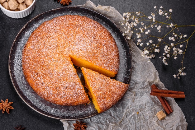 Pastel de calabaza en la tabla de cortar de mármol Fondo oscuro Espacio de copia