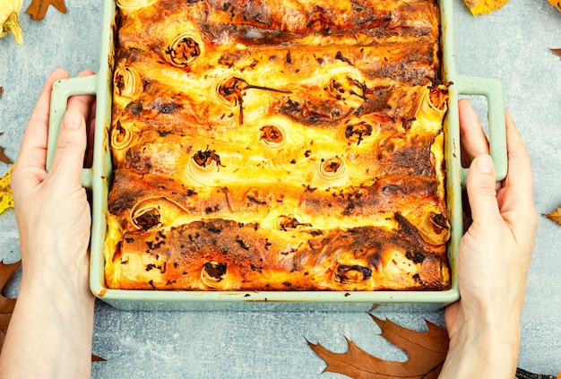 Pastel de calabaza de temporada de otoño en las manos