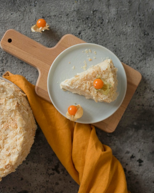 Pastel en capas en un plato decorado con physalis