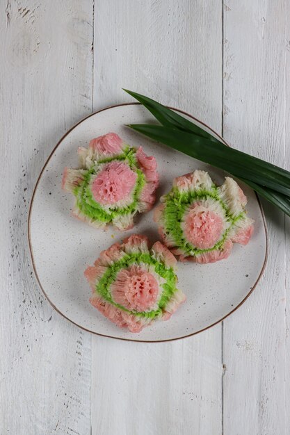 El pastel carabikang o cara bikang es un panqueque tradicional indonesio hecho con harina de arroz