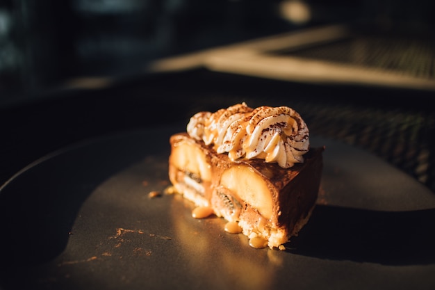 Pastel de caramelo con cálida atmósfera de luz solar.