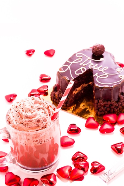 Pastel de caramelo salado en forma de corazón sobre fondo blanco.