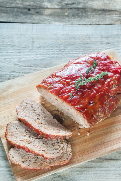 Pastel de carne cubierto con salsa de tomate