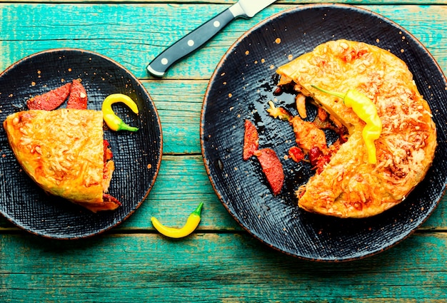 Pastel de carne mexicana con chorizo y pollo. Pastel de carne.