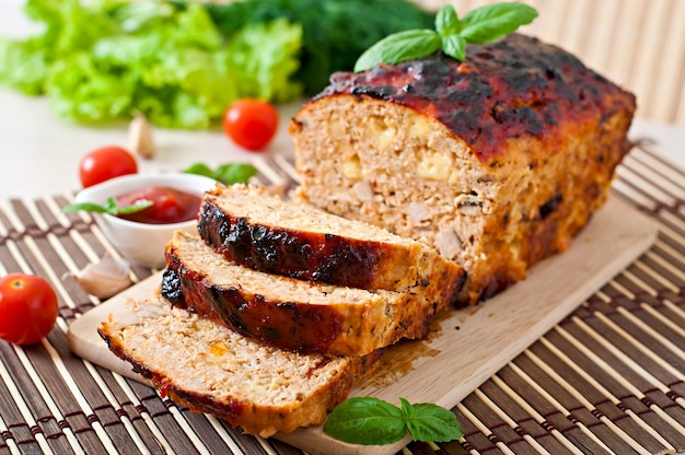 Pastel de carne molido casero con salsa de tomate y albahaca