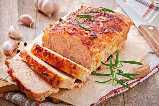 Pastel de carne molido casero con salsa de tomate y romero