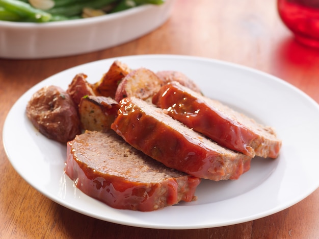 Pastel de carne con patatas a las hierbas asadas