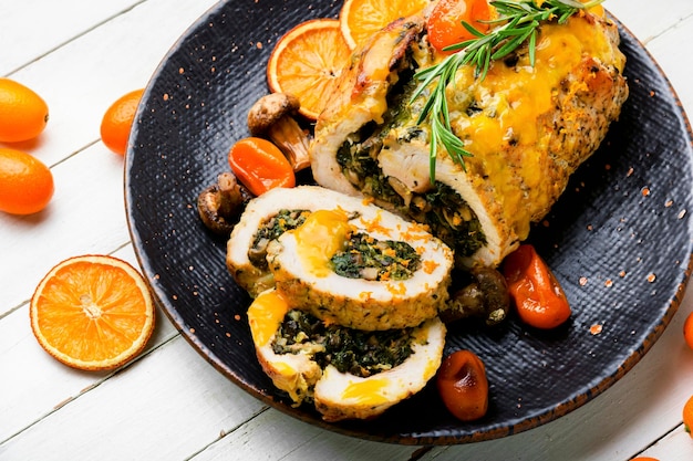 Pastel de carne de pavo con espinacas y champiñones. Rollo de carne con salsa de kumquat y naranja.