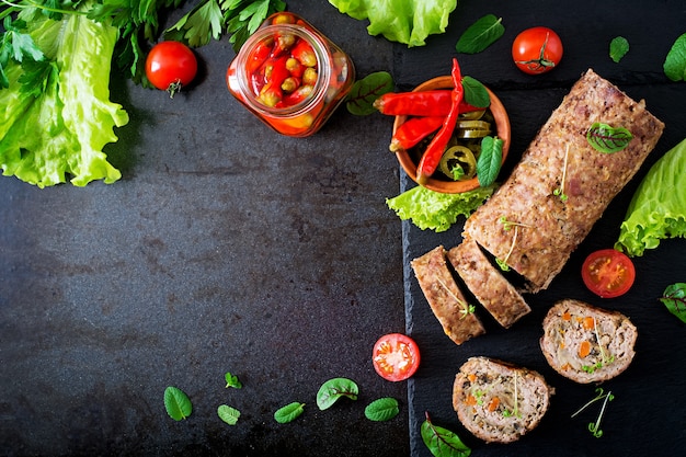 Pastel de carne picada con champiñones y zanahorias. Vista superior