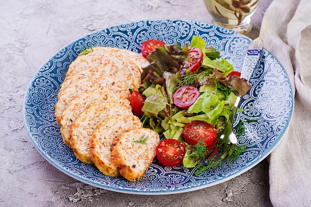 Pastel de carne de pollo con cebolla y zanahoria, pastel de carne saludable.