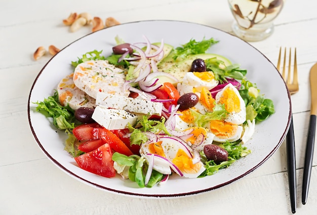 Pastel de carne de pollo y ensalada de verduras frescas de tomate aguacate huevos lechuga y queso feta Dieta cetogénica cetogénica