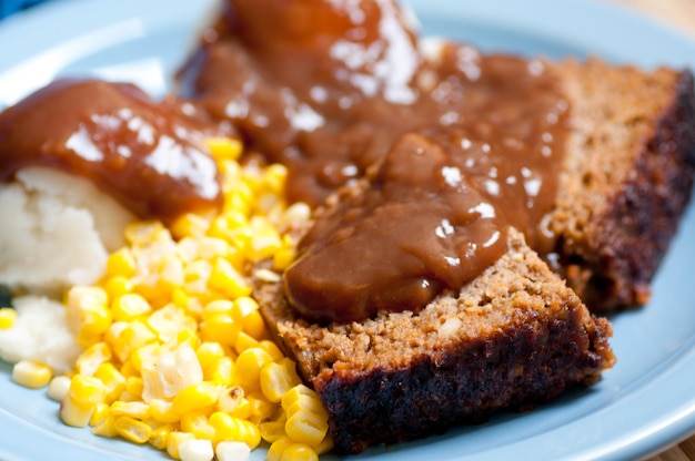 Pastel de carne con puré de patatas y salsa