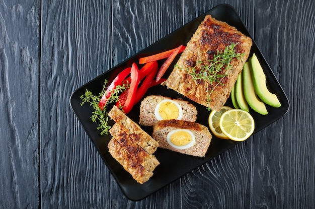 Pastel de carne con relleno de huevo duro