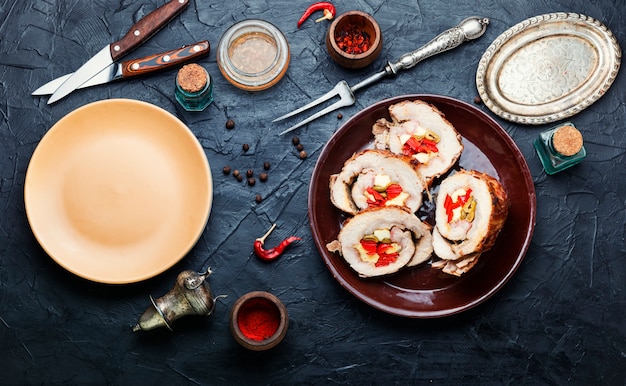 Pastel de carne relleno de queso, pimiento y aceitunas.