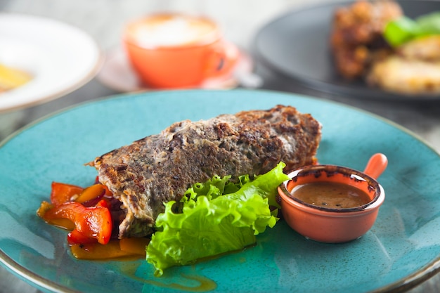 pastel de carne con salsa y ensalada